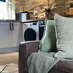Central Home In Bradford With Free Parking Sleeps 4