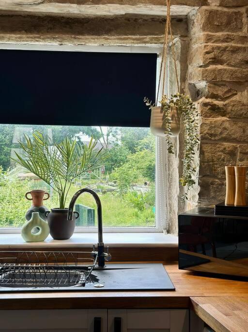 In Bradford With Free Parking Sleeps 4