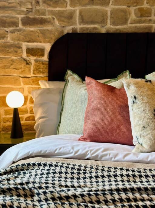 In Bradford With Free Parking Sleeps 4 Holiday home *