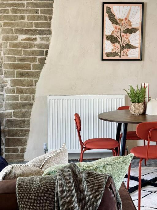 In Bradford With Free Parking Sleeps 4 *