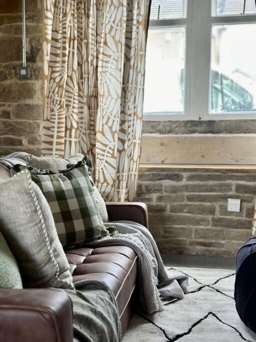 In Bradford With Free Parking Sleeps 4 Holiday home *