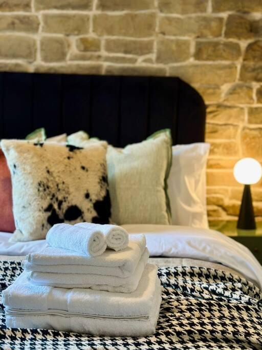In Bradford With Free Parking Sleeps 4 Holiday home *