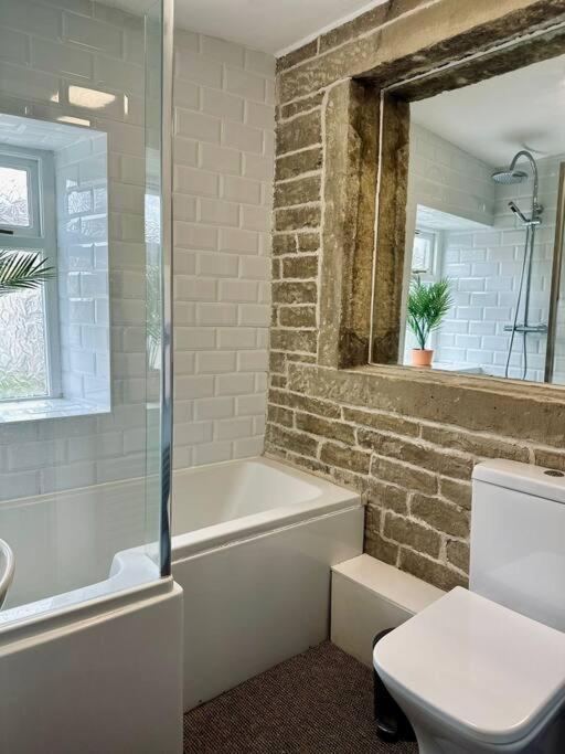 Holiday home In Bradford With Free Parking Sleeps 4 *